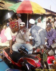 Des auditeurs accrochés à un poste radio crédit photo : Sally Bilaly Sow